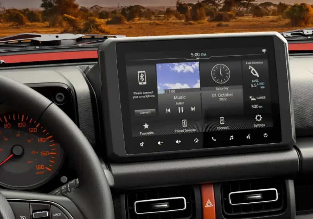 Pantalla táctil de un Suzuki Jimny con mando al volante y Android Auto